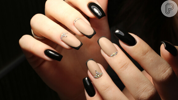 unhas-decoradas-bege-e-preto