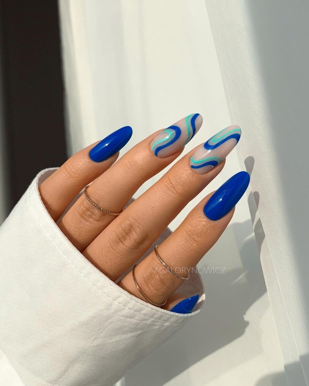 unha-azul-com-branco