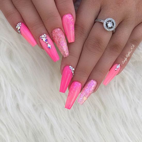 Unha Rosa Neon Decorada