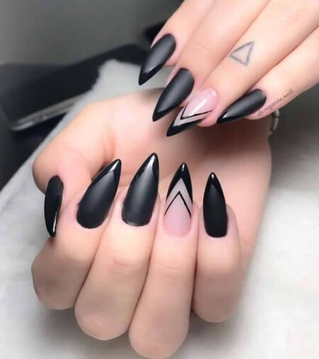 unha-stiletto-decorada-preta