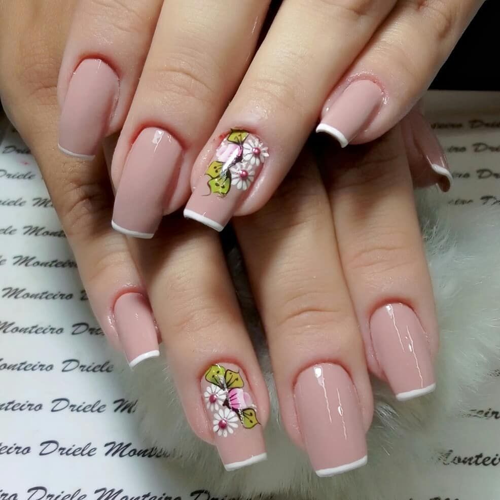 Unhas Decoradas De Cor Clara