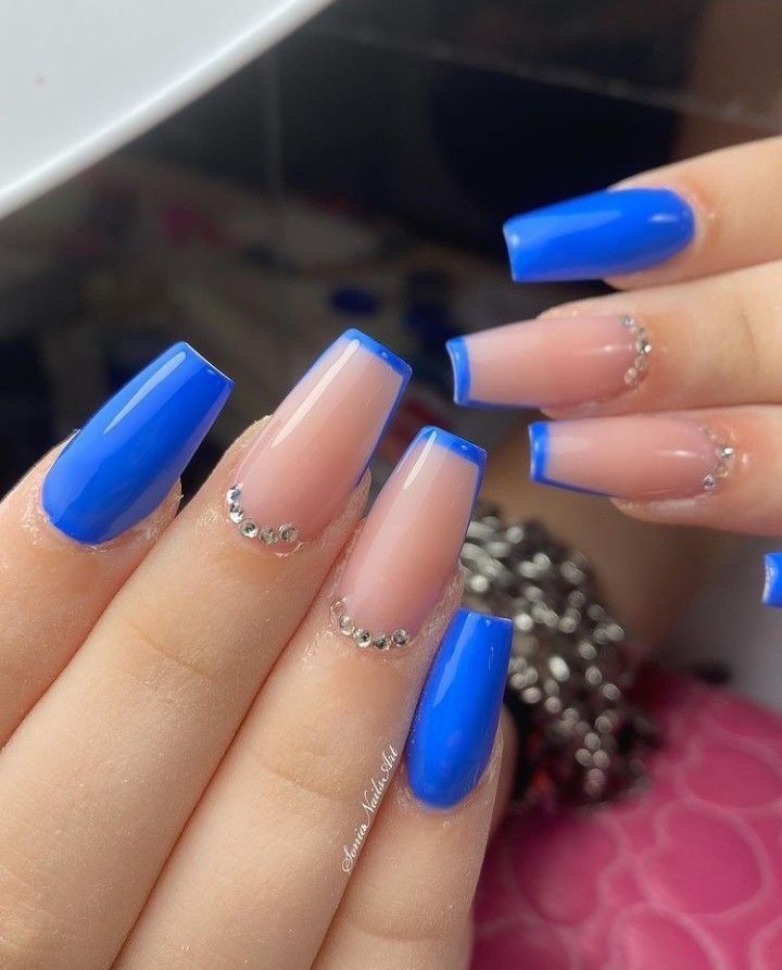 Unha azul com pedrinhas