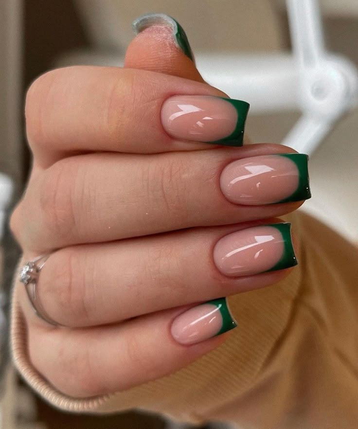 Unha nude com francesinha verde militar