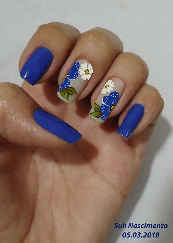 Unhas decoradas Azul marinho com flores