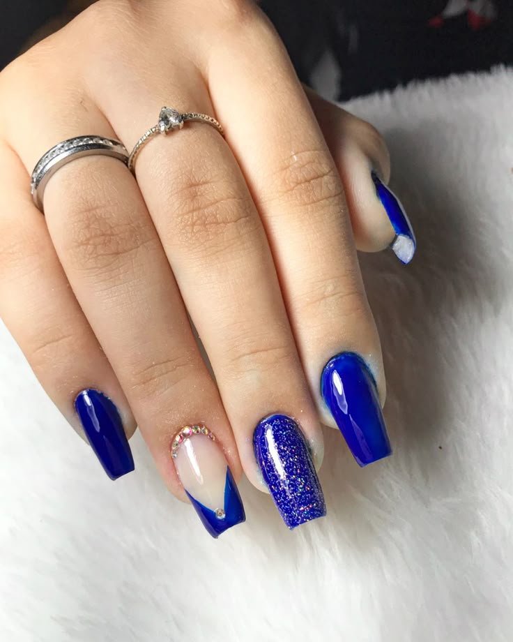 Unha azul com decoração,gliter e strass