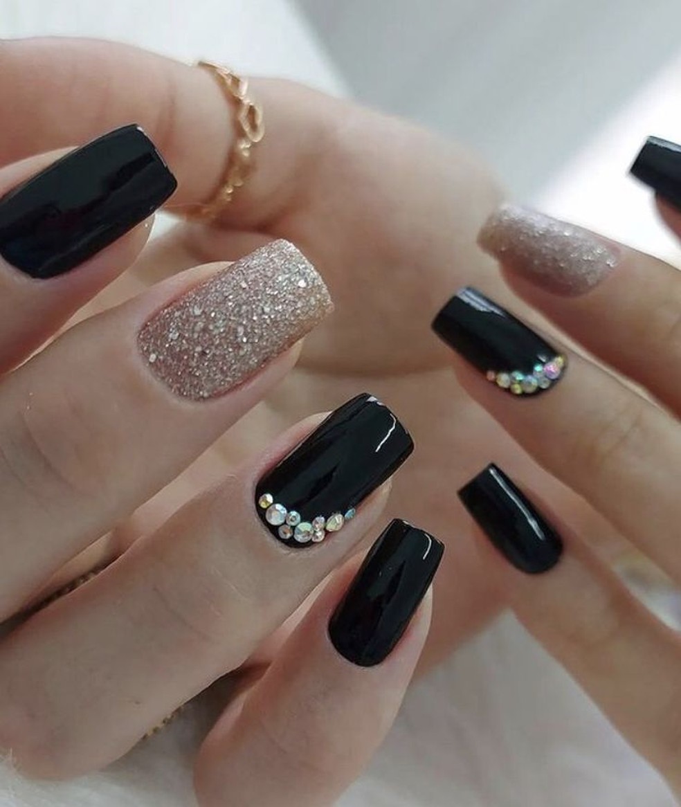Unha preta decorada com glitter: o ...