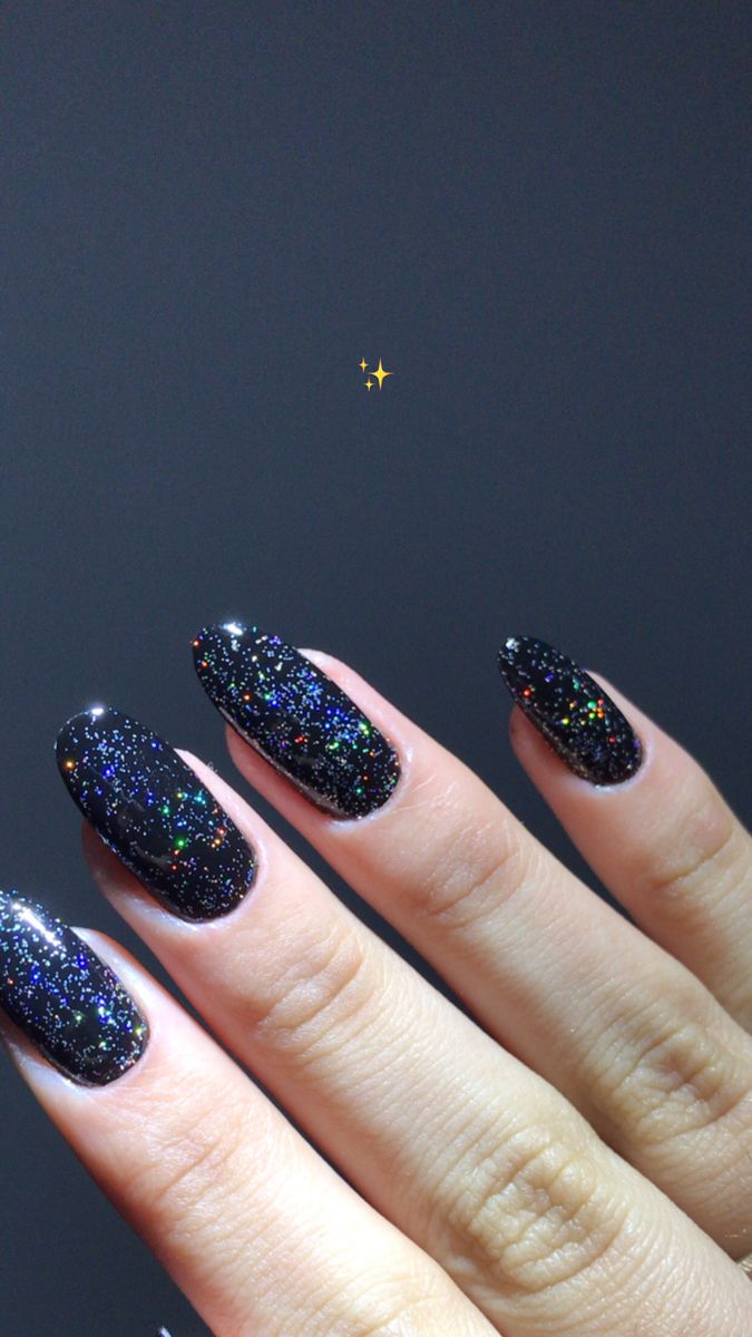 unhas pretas com glitter