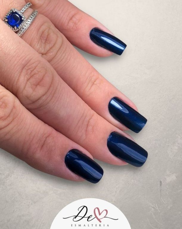 Unhas azul marinho clássico