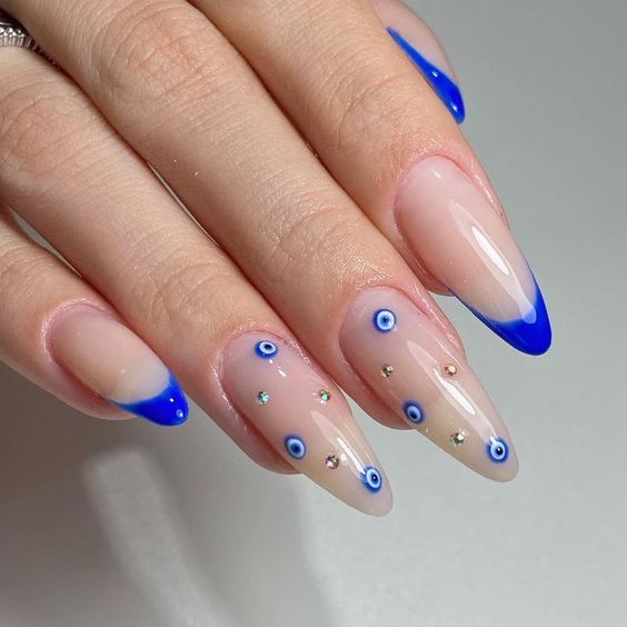 Unhas com olho grego