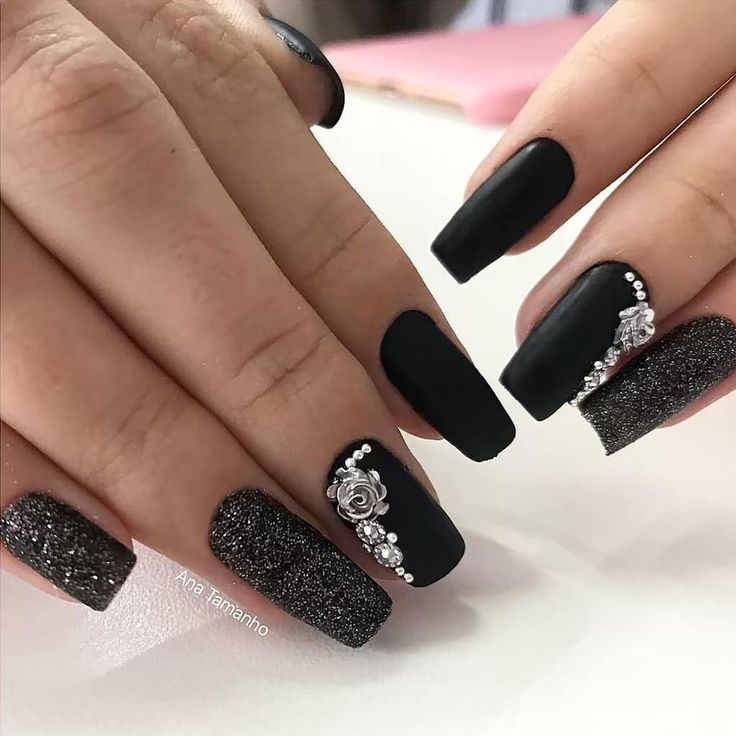 Unhas pretas com pedrarias