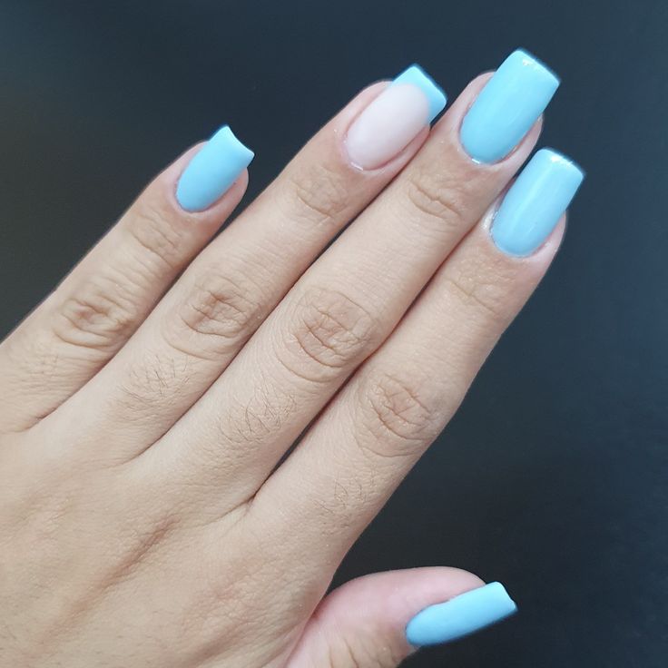 Unhas azul bebê