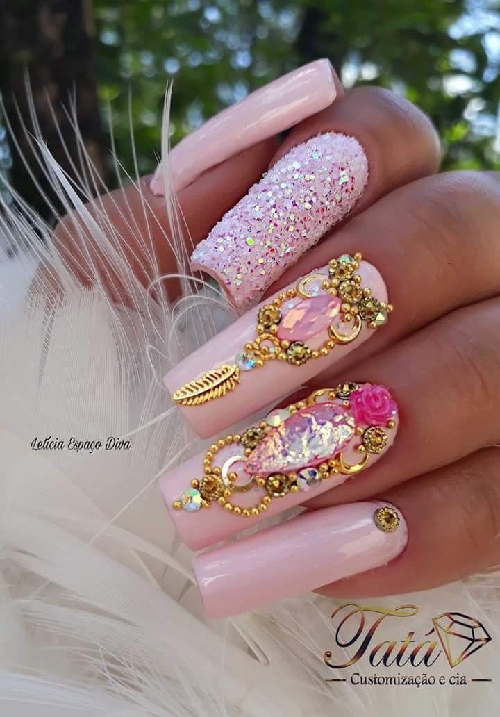 Unhas decoradas com joias 💅🏻 #NailArt ...