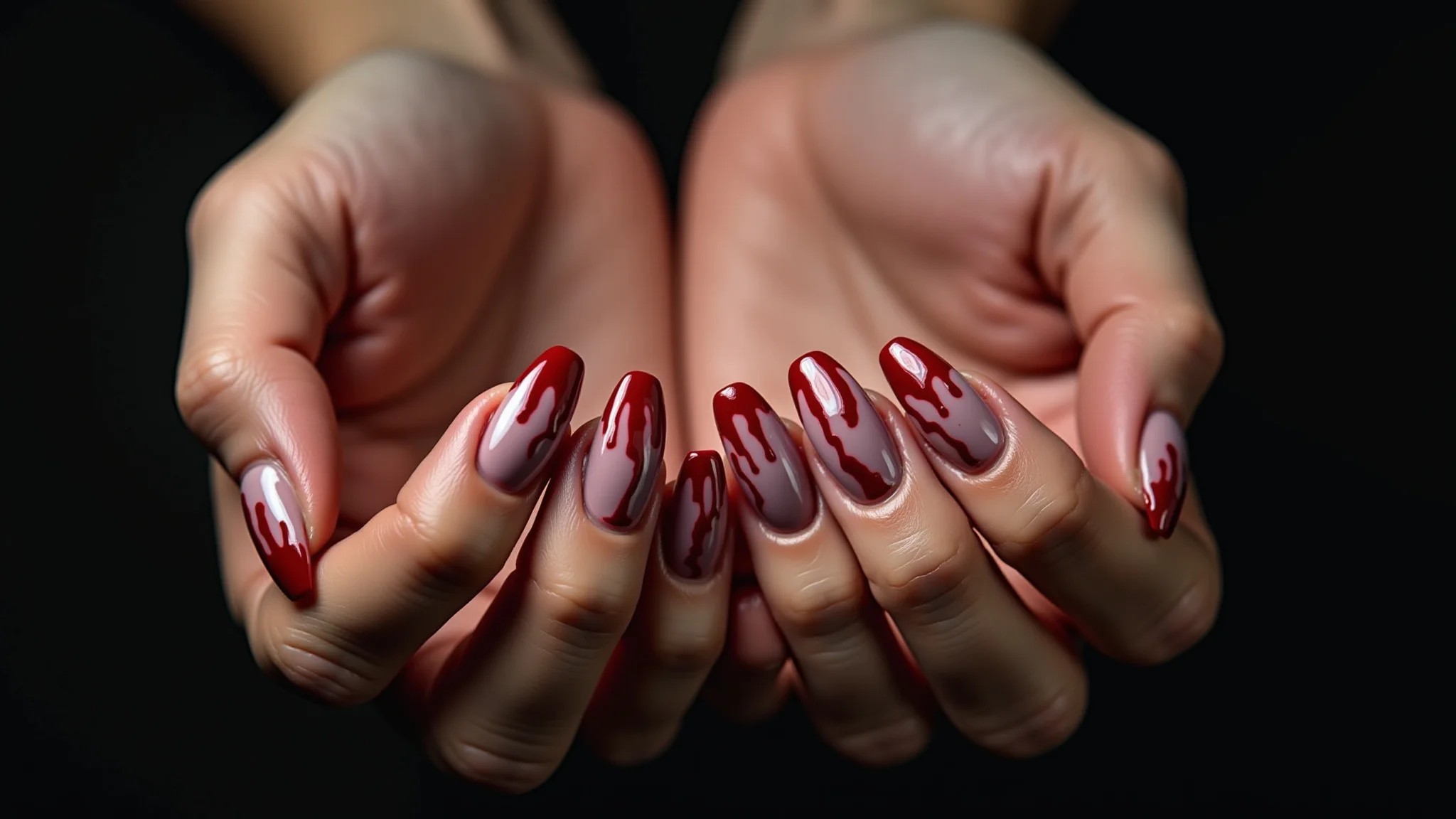 Unhas sangrentas de Halloween: unhas nude com respingos vermelhos, fotografia profissional.
