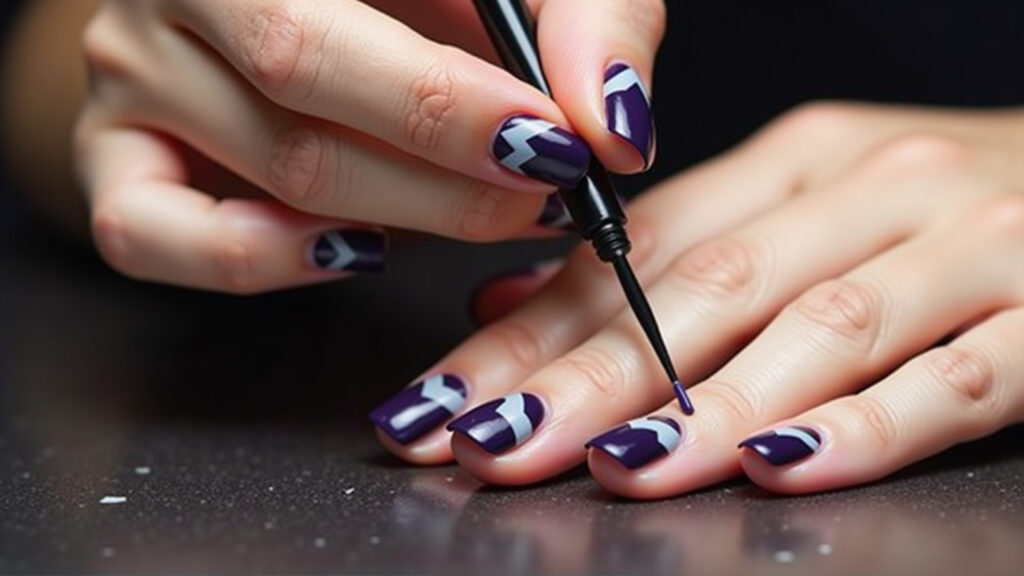 Unhas roxo escuro com desenhos geométricos.