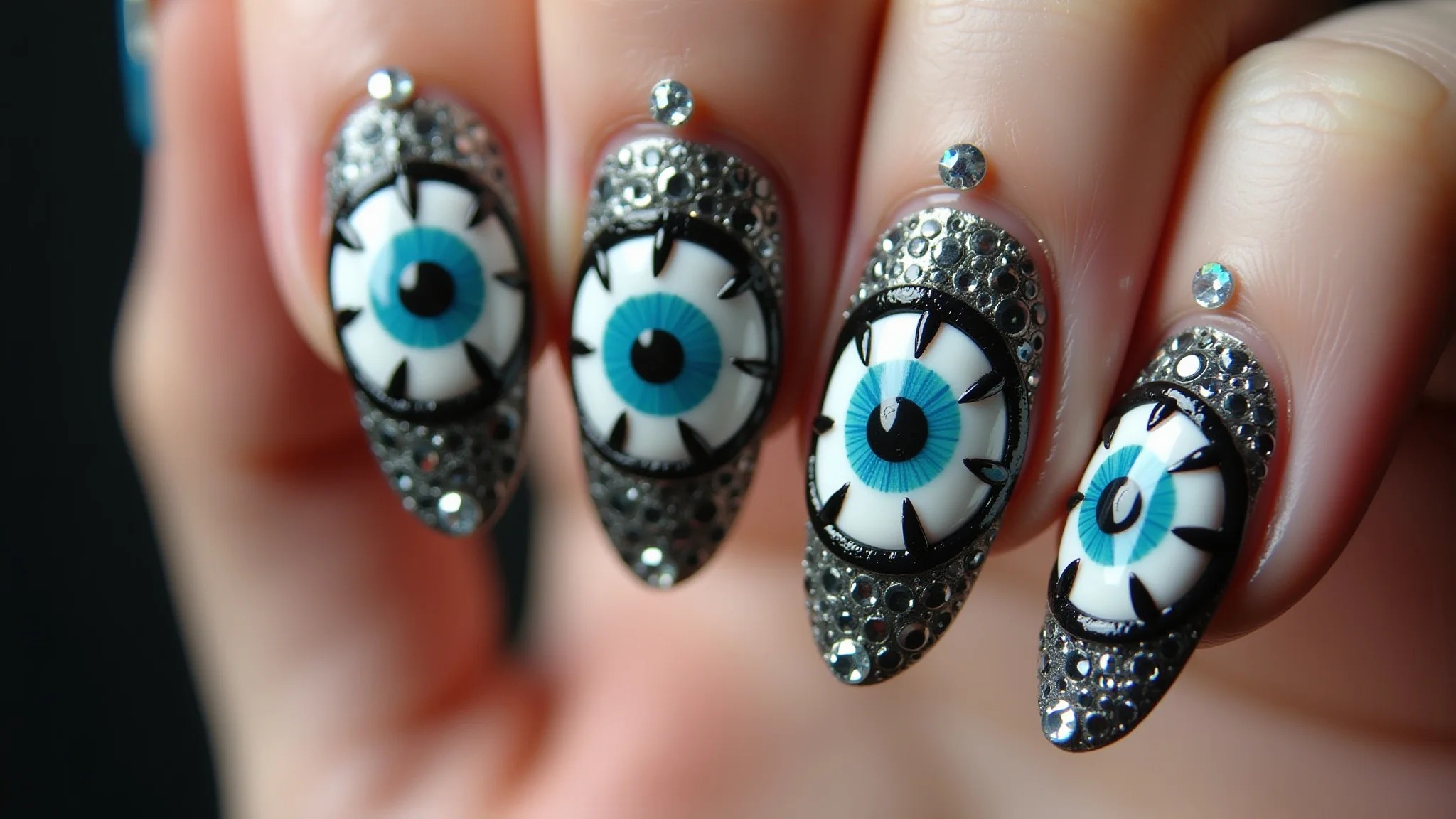 Unhas de gel luxuosas com pedrarias e olho grego.