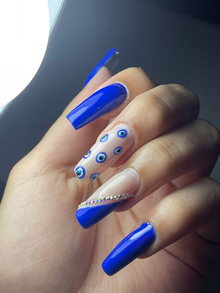 Decoração de unhas azul olho grego