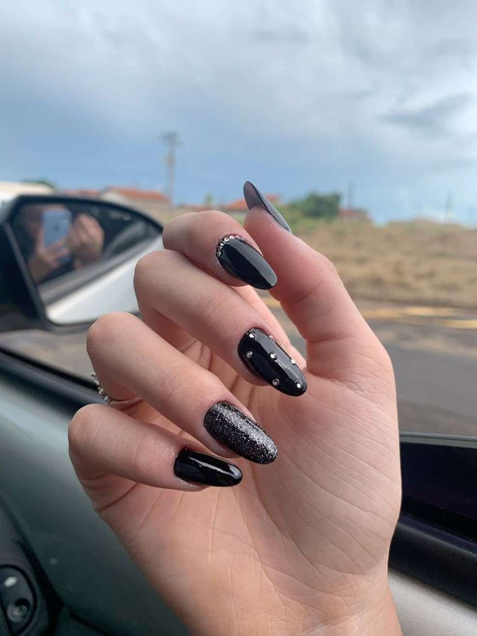 Unha preta decorada com glitter: o ...