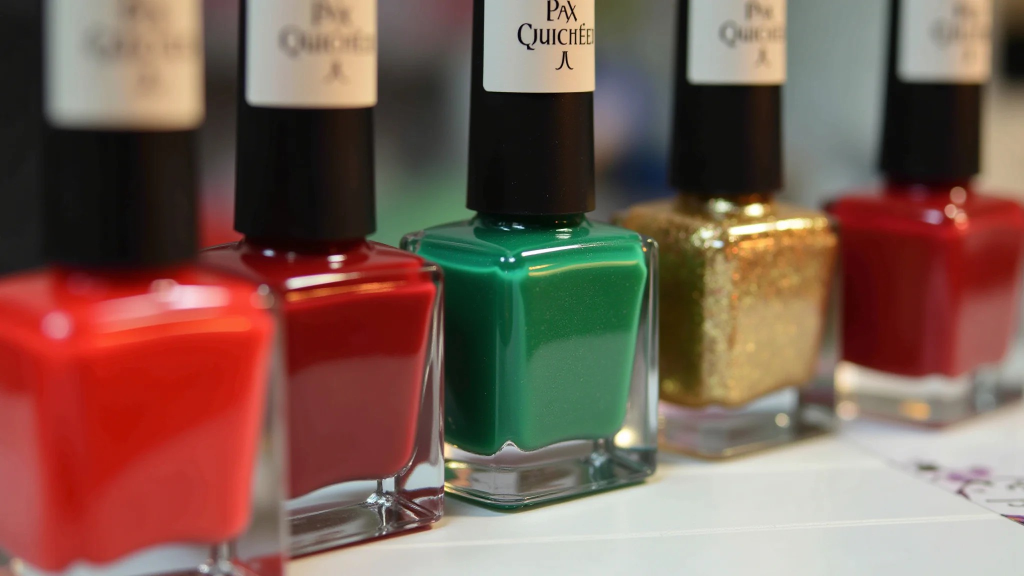 Esmaltes e materiais para unhas decoradas de Natal, cores vibrantes.