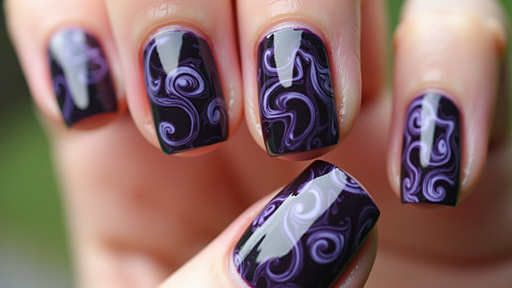 Unhas marmorizadas roxo escuro.