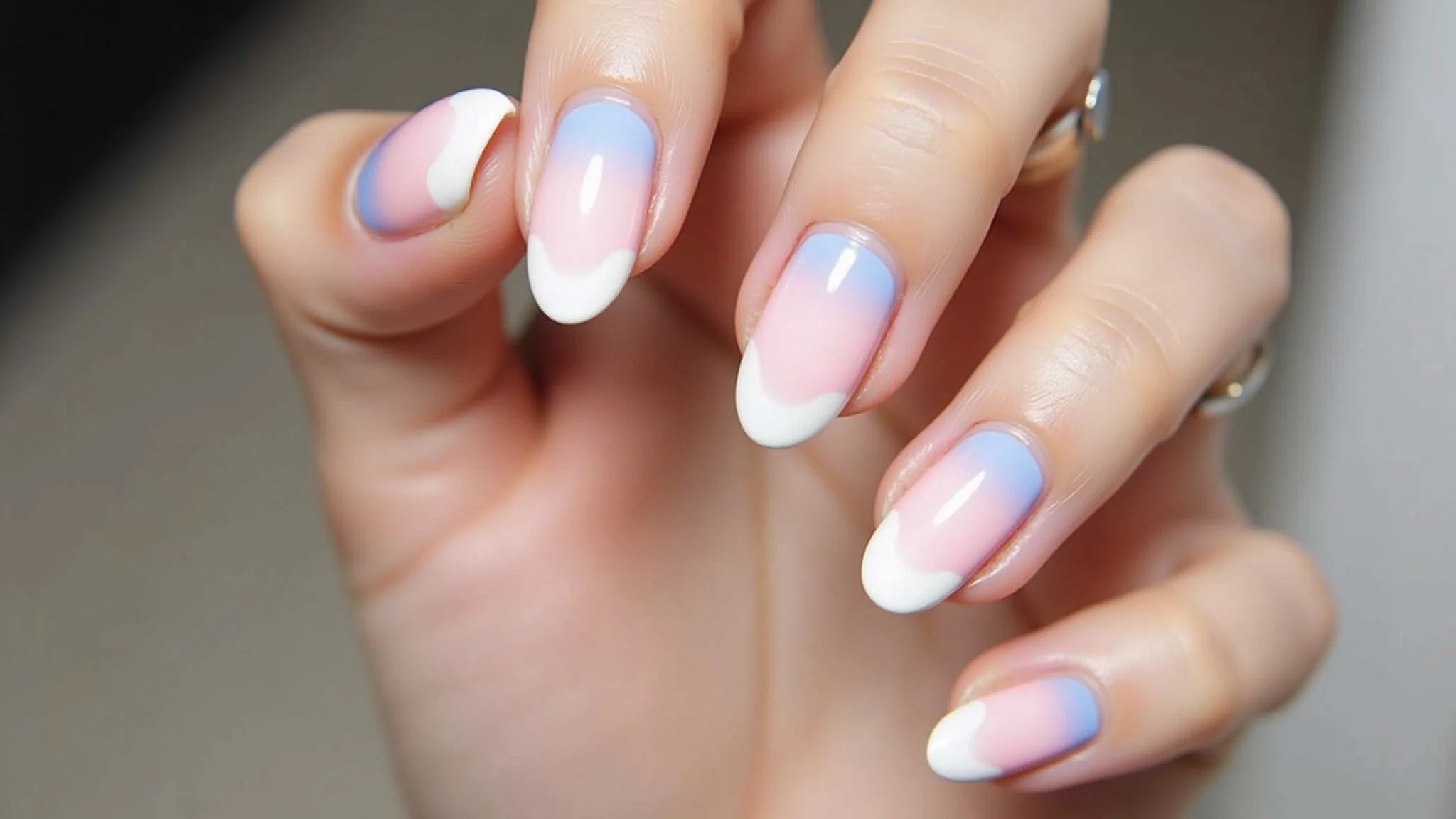 Unhas com degradê em tons pastel, com efeito suave e harmonioso.