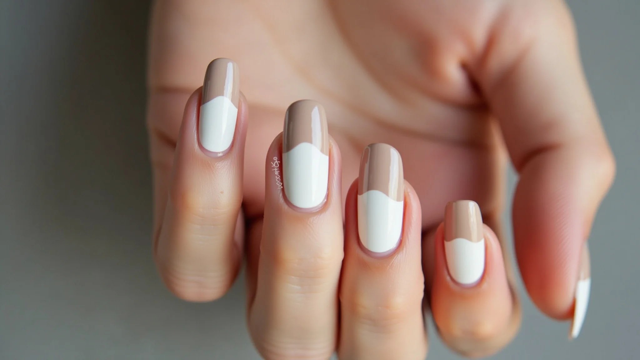 Ombré clarinho suave em degradê nas unhas.
