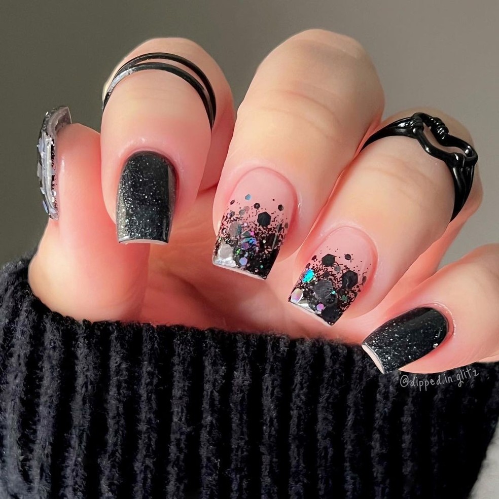 Unha preta decorada com glitter: o ...