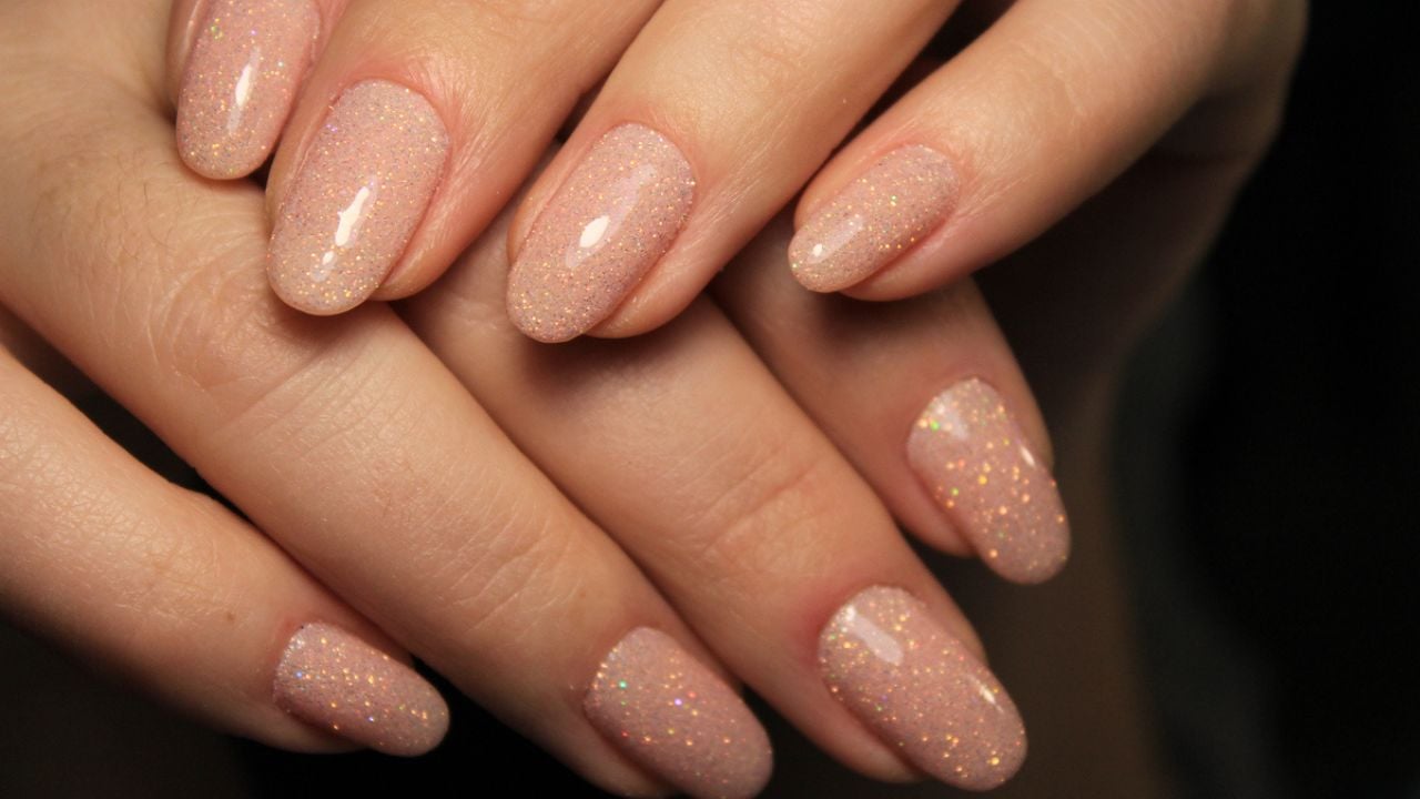 Unhas com glamour discreto? Aposte no ...