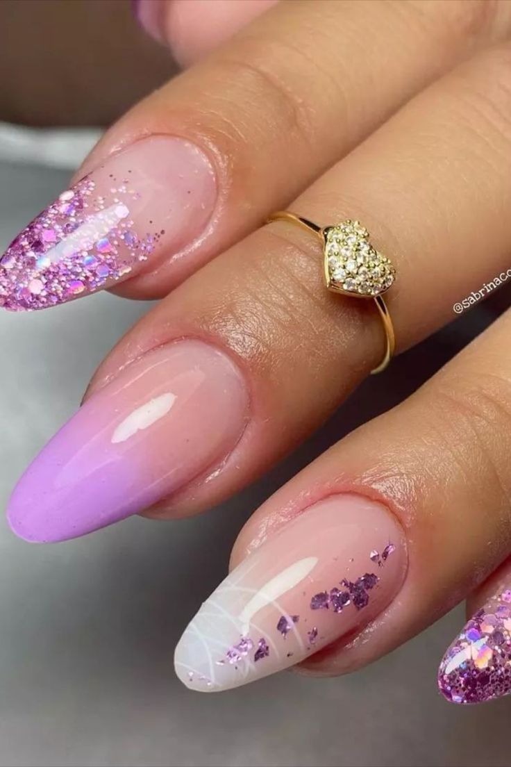 Unhas com glitter amêndoa