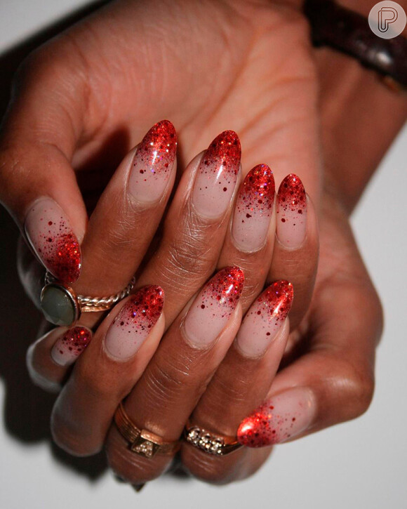 Unhas com efeito ombré em vermelho ...