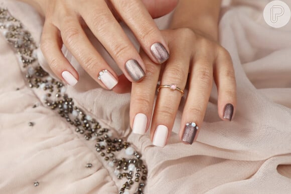 Foto: Unhas decoradas com bege e marrom ...