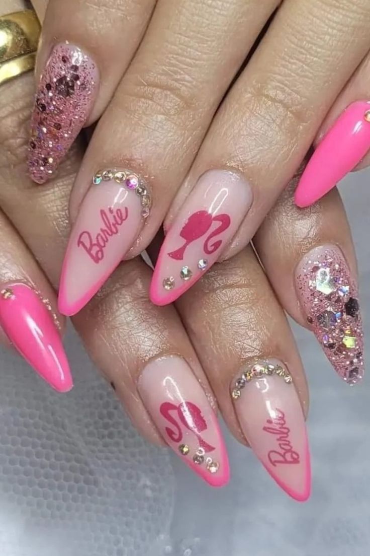 Unhas da barbie para assistir o filme ...