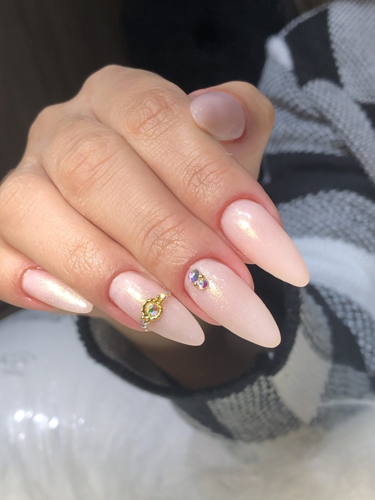 Unhas almond decoradas com jóias ...
