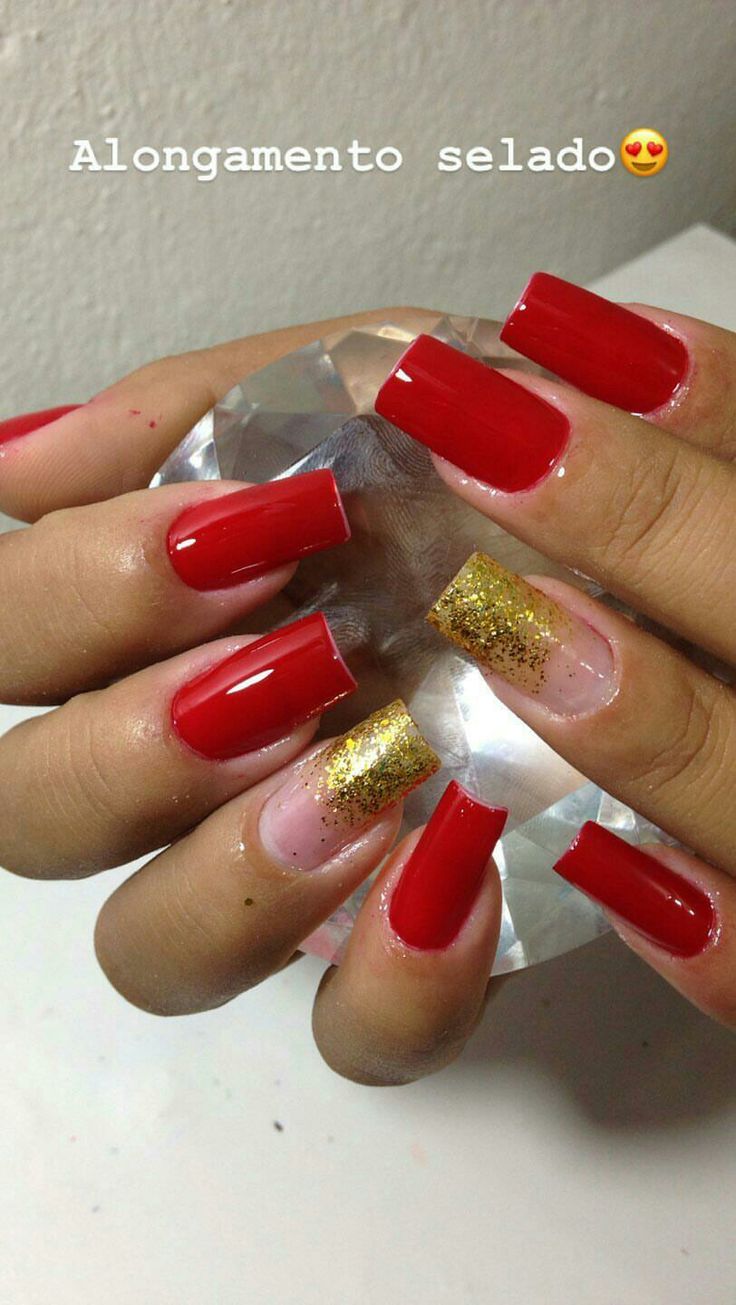 Unhas vermelhas glitter dourado