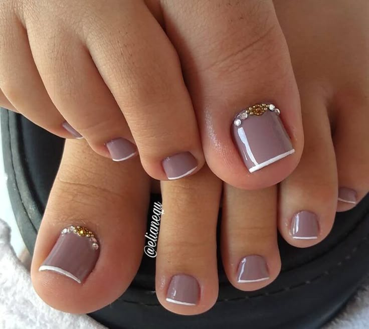 unhas dos pés decoradas com francesinha