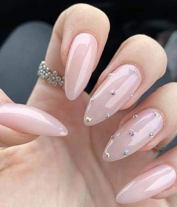 unhas com pedrinhas elegantes ...