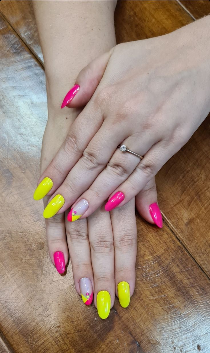 Unhas amarelo neon e rosa neon