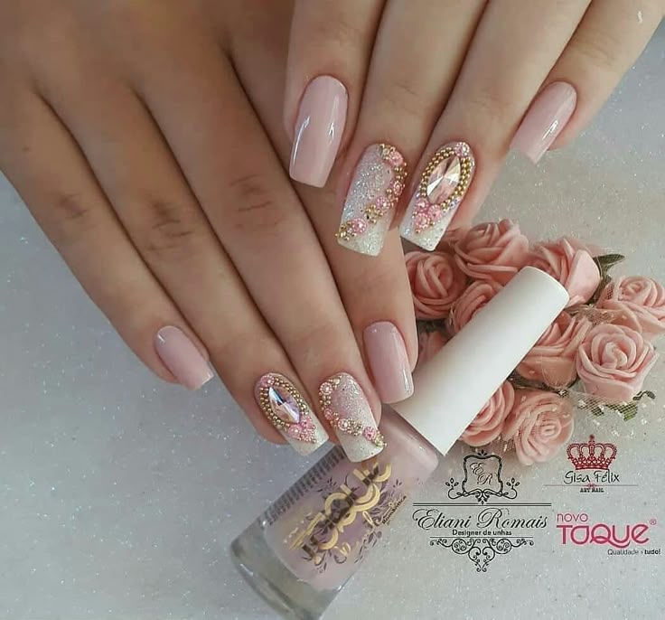 Unhas decoradas com joias 💅🏻 #NailArt ...