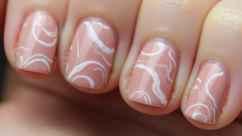 Close-up of marbled nude rose nails with white swirls, professional photography, 8k, artistic Unhas marmorizadas em tons de rosé.