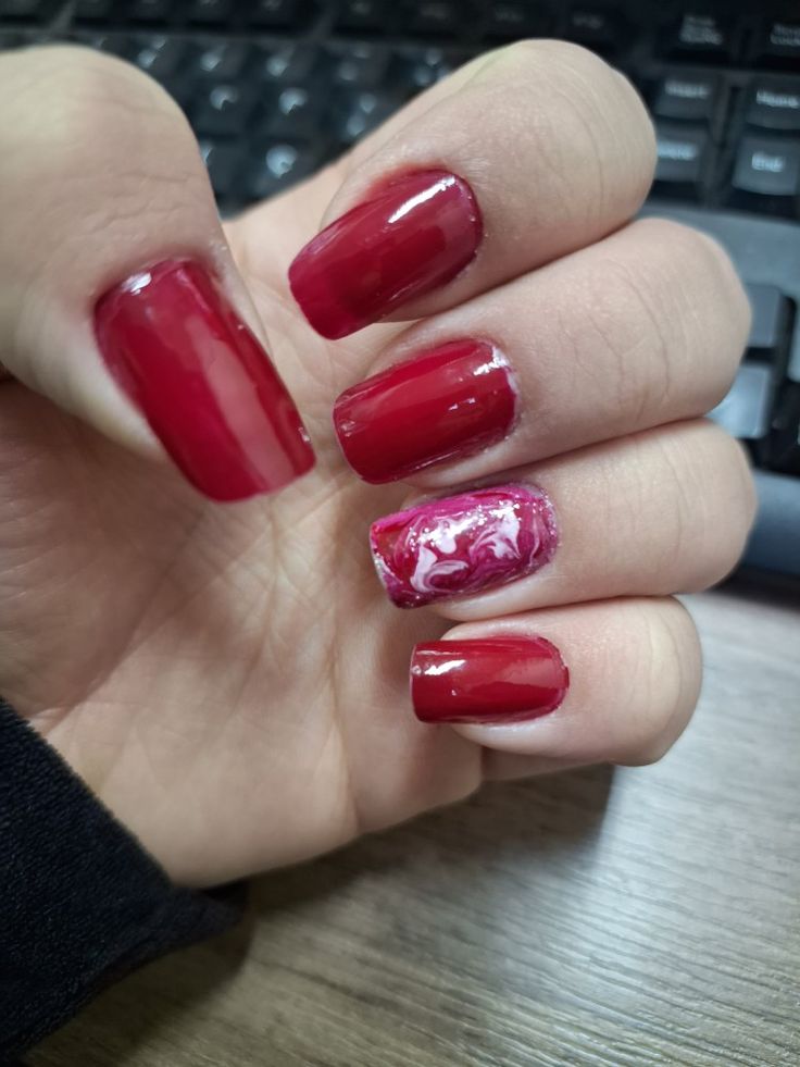 Unhas marmorizado vermelho