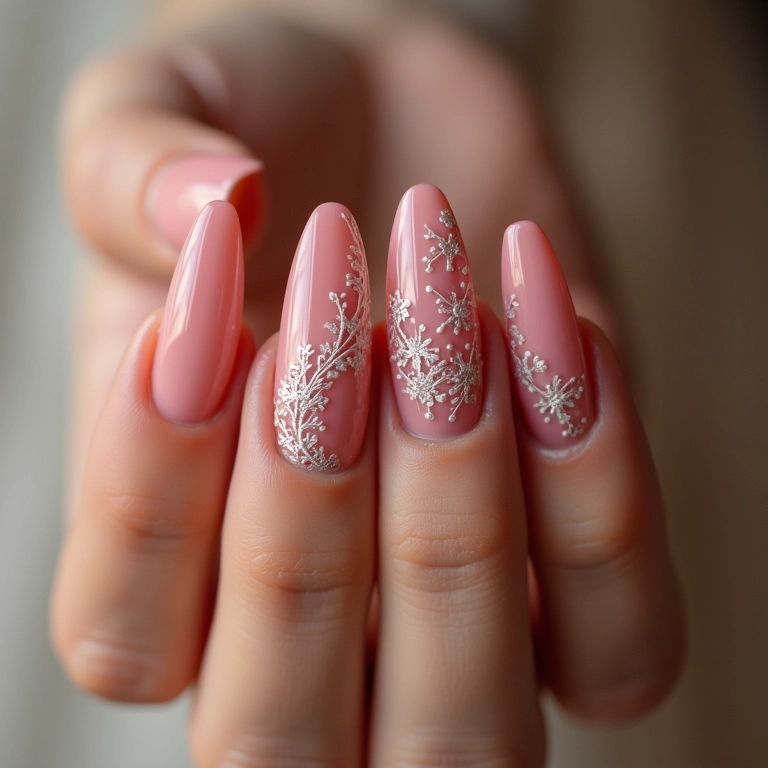 Detalhes em renda em unhas de gel.