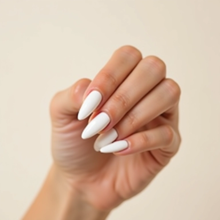 Esmalte branco: minimalismo chic para um visual clean.
