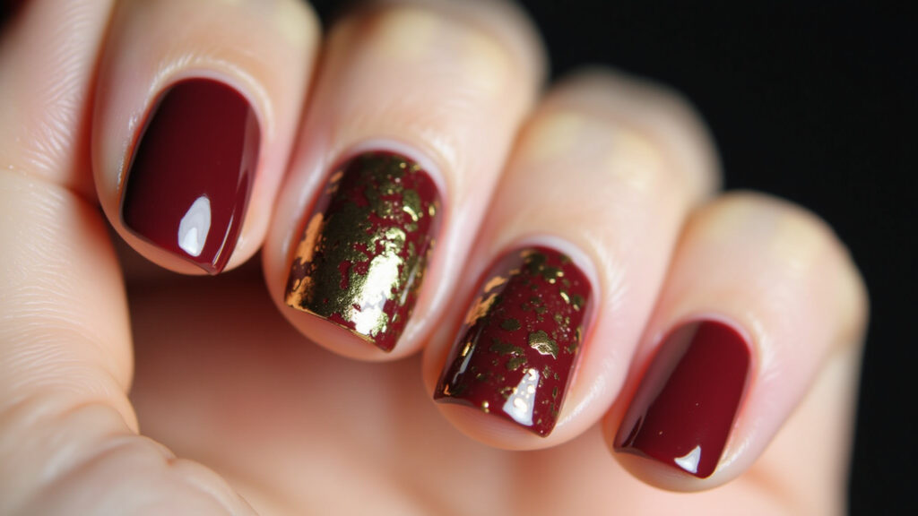 Fall nail art: gold leaf details, inverted French, sharp focus, 8K, professional photography Unhas outono detalhe folha de ouro