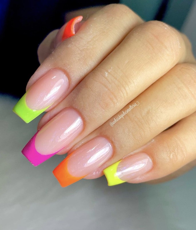 Ideias de Unhas Decoradas com Pó Neon: A Tendência que Ilumina Suas Mãos