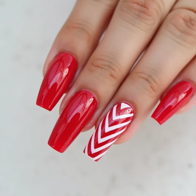 Listras vermelhas e brancas em unhas longas.