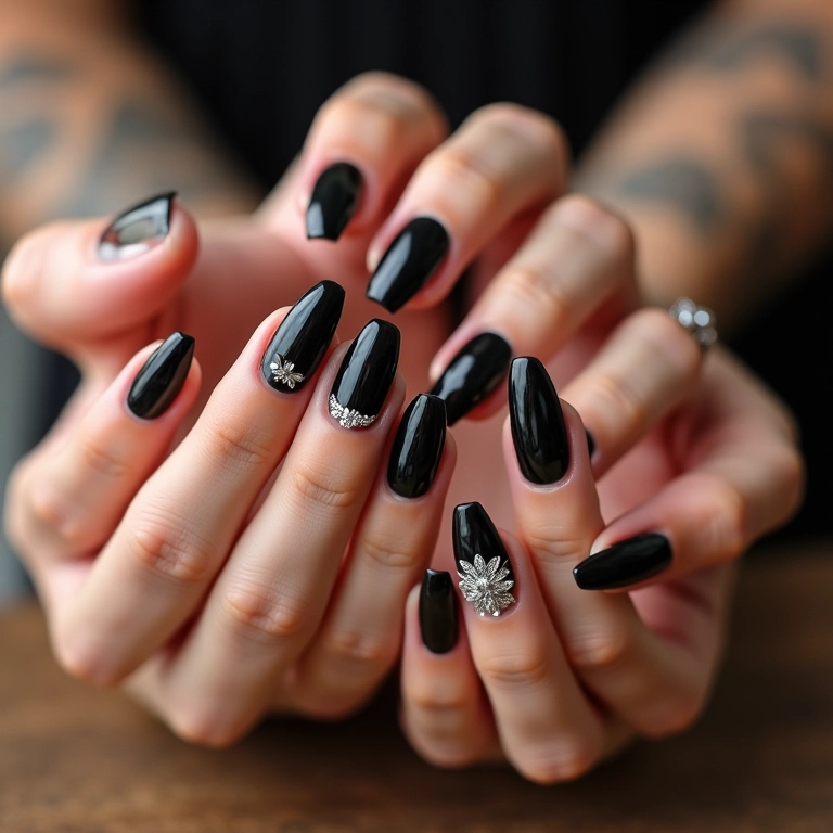 Mãos diversas exibindo unhas de gel pretas decoradas.