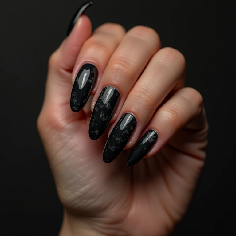 Unha de gel preta com efeito mármore em mão de mulher.