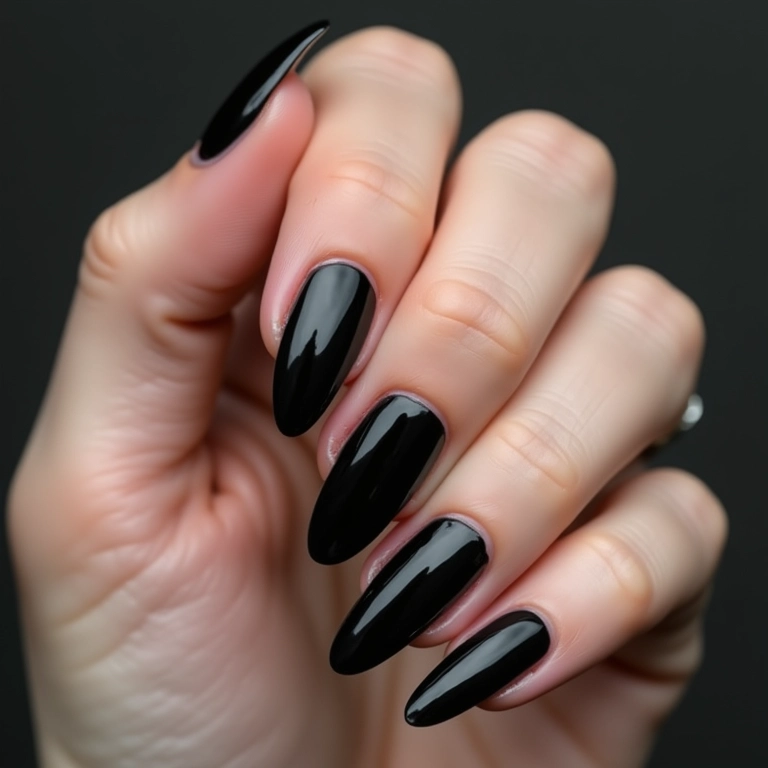 Unha de gel preta com efeito ombré.
