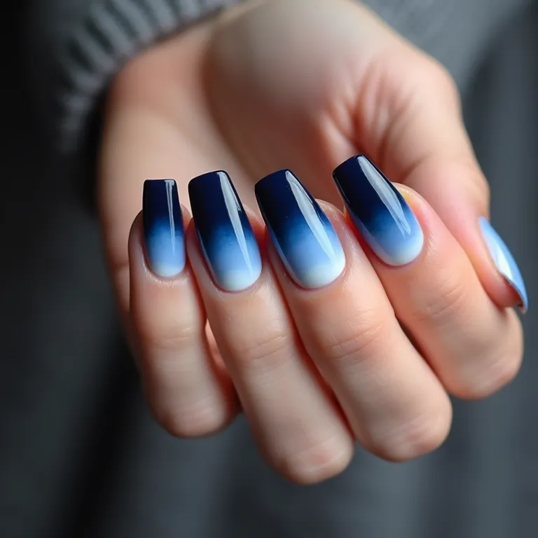 Unha degradê azul escuro e azul claro