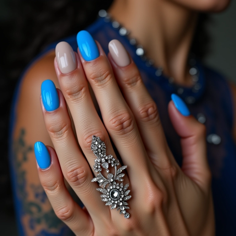 Unhas azuis com pedrarias.