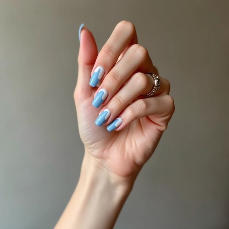 Unhas azul e branco com francesinha clássica.